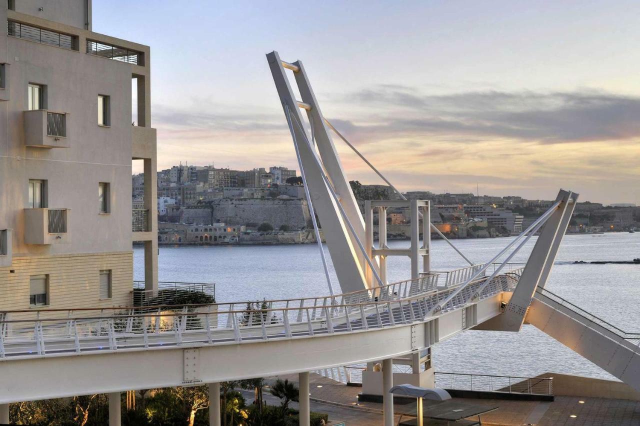 Seafront Apartment In Sliema With Pool, Upmarket Complex Luaran gambar