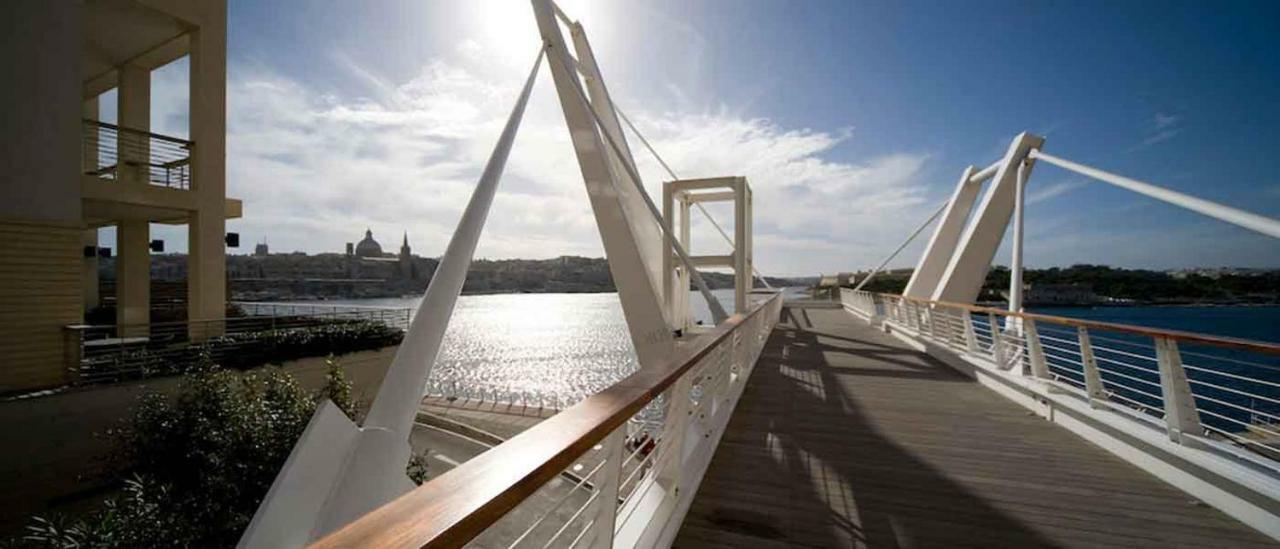 Seafront Apartment In Sliema With Pool, Upmarket Complex Luaran gambar