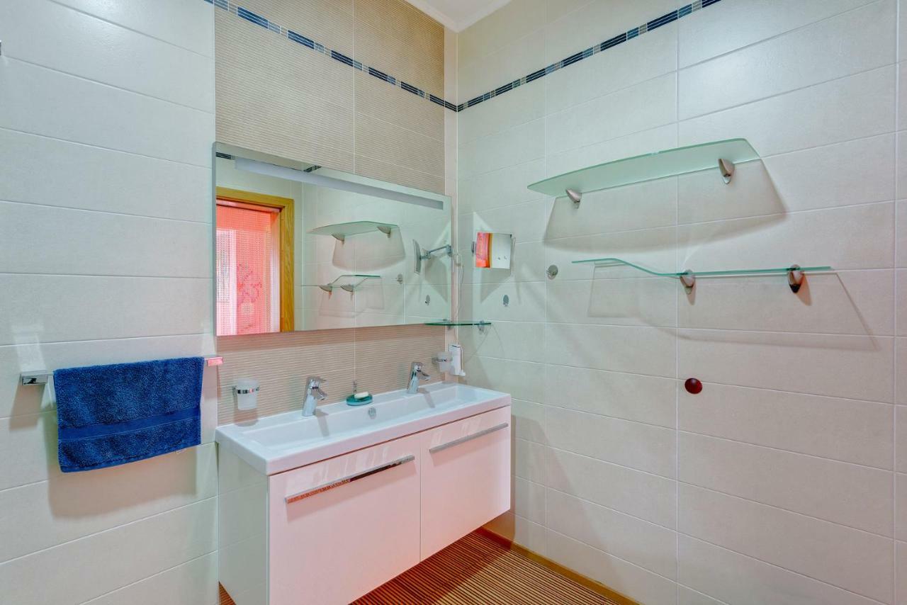 Seafront Apartment In Sliema With Pool, Upmarket Complex Luaran gambar