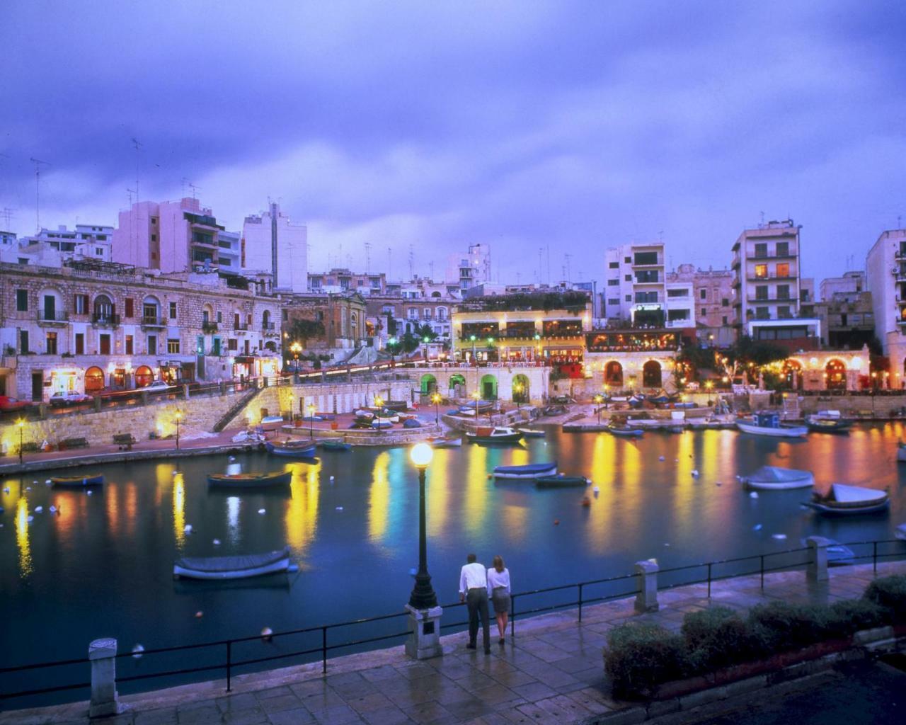 Seafront Apartment In Sliema With Pool, Upmarket Complex Luaran gambar